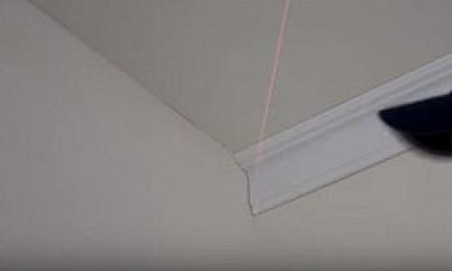 Как правильно обрезать плинтуса на потолок. С использованием стусла 05 Как правильно обрезать плинтуса на потолок. С использованием стусла 05