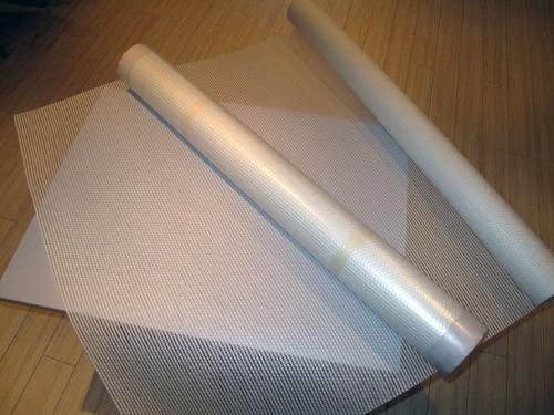 Как правильно красить стеклообои на потолке. Зачем клеить стеклообои на потолок и как это сделать правильно