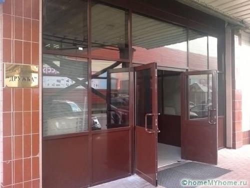 Двери для дома. Из чего собираются пластиковые входные двери для частного дома: фото и примеры оформления