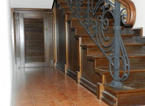 Отделка ступеней бетонной лестницы в доме. Дизайн лестничной конструкции