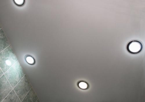 На каком расстоянии от потолка крепится натяжной потолок. На сколько сантиметров можно пустить натяжной потолок в высоком помещении?