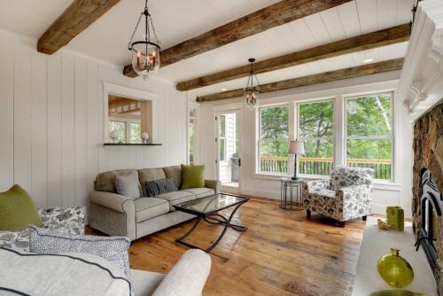 Кухня с балками на потолке интерьер. Балки на потолке в интерьере кухни