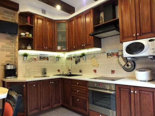 Кухня с балками на потолке. Классическая кухня из массива 10 кв.м. с потолочными балками