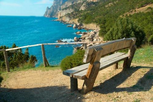 Скамейки из металла и дерева. Фото садовых скамеек своими руками, их функциональная сторона