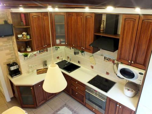 Кухня с балками на потолке. Классическая кухня из массива 10 кв.м. с потолочными балками