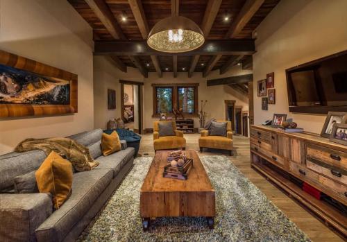 Кухня с балками на потолке интерьер. Балки на потолке в интерьере кухни