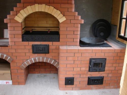 Как самому сделать барбекю из кирпича своими руками. Барбекю из кирпича: как сделать простой комплекс своими руками. Проекты, чертежи и порядок выполнения работ