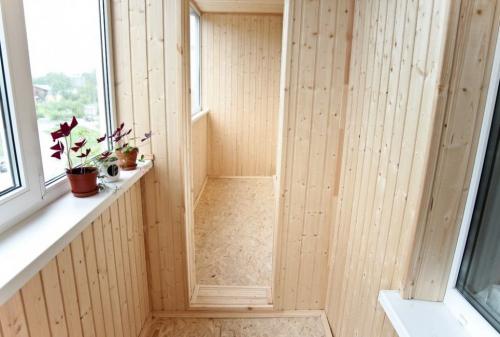 Материалы для отделки балкона внутри.  Универсальный обшивочный материал – вагонка