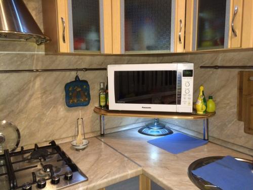 Микроволновка Скользит по кронштейну. Как повесить микроволновку на стену?