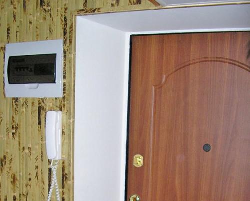 Шумоизоляция откосов входной двери. Какой материал для отделки лучше выбрать?