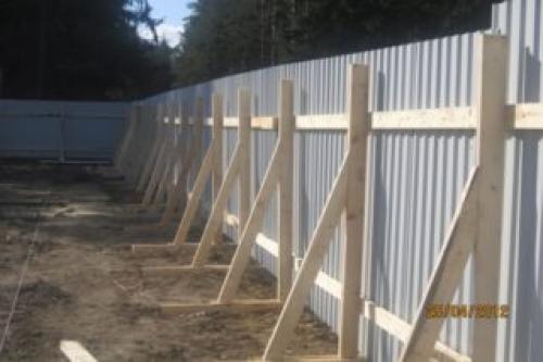 Как ровно установить профлист на забор. Как правильно прикрутить профлист к забору: способы, порядок крепления