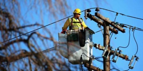 Как подключить электричество к участку. Данная статья максимально точно анализирует существующий порядок подключения земельного участка к электрическим сетям . В статье описан порядок действий для физических лиц, которые хотят стать абонентами электросетевой организации (получить долгожданный свет на участок) до 15 кВт и использовать эти киловатты для хозяйственных нужд.