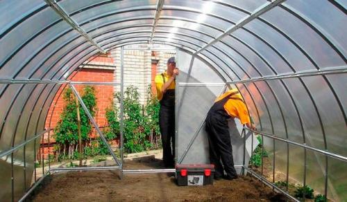 Какой поликарбонат выбрать для теплицы 4 или 6 мм. Предпочтительная для теплиц толщина поликарбоната