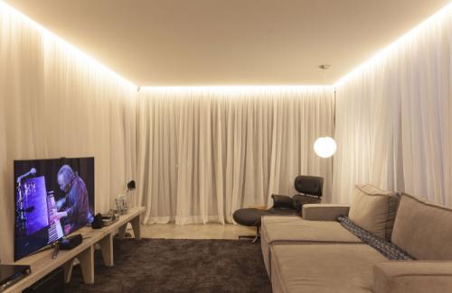 Эффектное освещение комнат светодиодной лентой на потолке. Варианты оформления 14