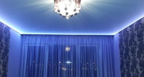 Эффектное освещение комнат светодиодной лентой на потолке. Варианты оформления 16