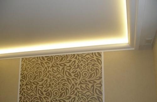 Эффектное освещение комнат светодиодной лентой на потолке. Варианты оформления 09