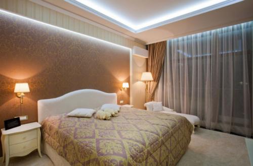 Эффектное освещение комнат светодиодной лентой на потолке. Варианты оформления 13