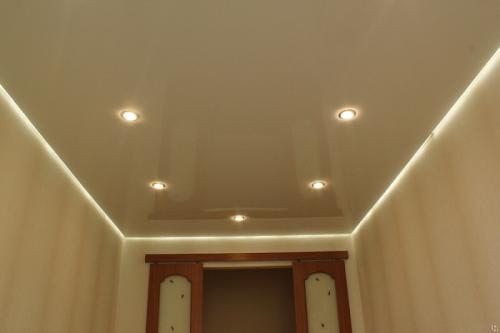 Эффектное освещение комнат светодиодной лентой на потолке. Варианты оформления 10