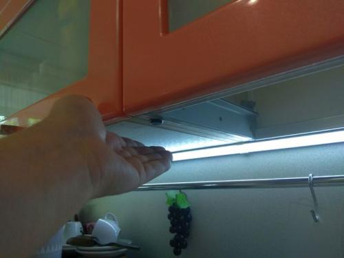 Освещение светодиодной лентой своими руками. Подсветка на кухню. Часть первая: Магия бесконтактного включения.