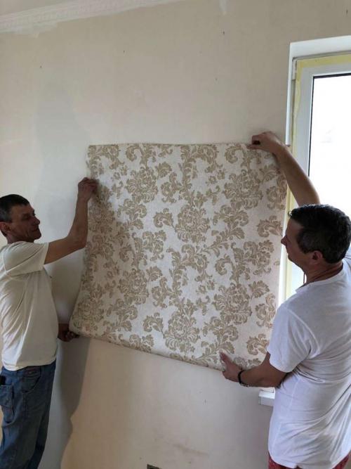 Как правильно клеить широкие обои на флизелиновой основе: пошаговая инструкция 01