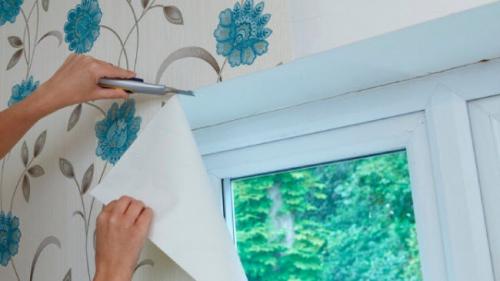 Как правильно клеить обои от окна или к окну. Откуда начинать клеить обои: от окна или к окну