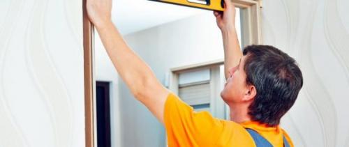 Откуда клеить обои от окна или от двери. Окно, угол или дверь: откуда все-таки начинать поклейку обоев