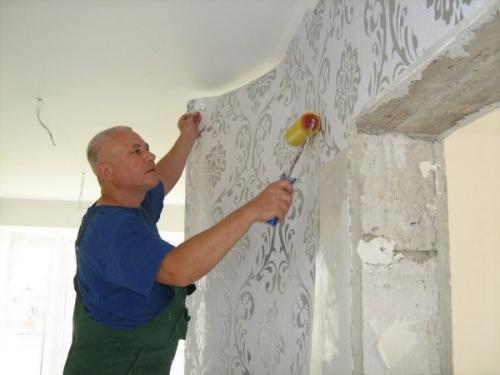 Откуда начинать клеить обои в спальне. Откуда начинать клеить обои в комнате, чтобы стыки были незаметными