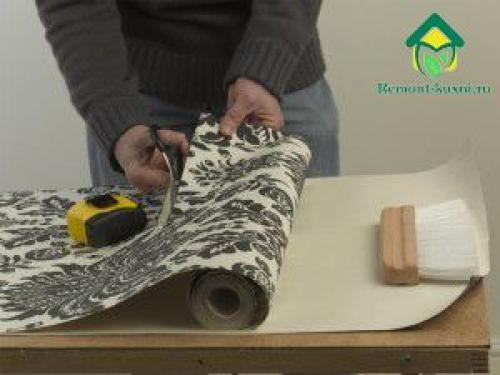 Как поклеить обои на кухне. Резка обоев
