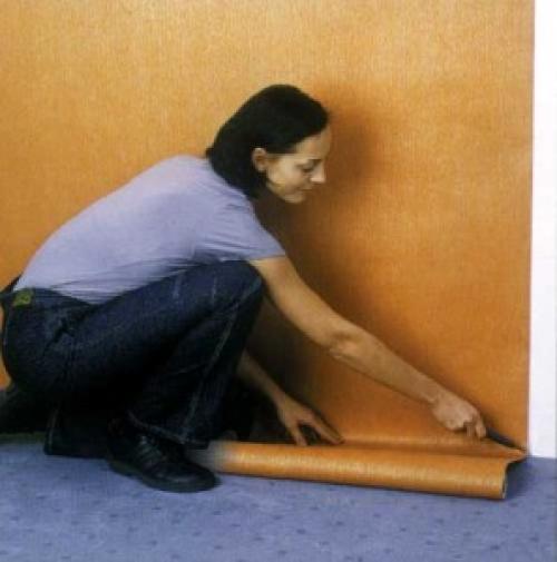 Как подрезать излишки обоев у потолка и пола. Как обрезать обои  под потолочный плинтус ?