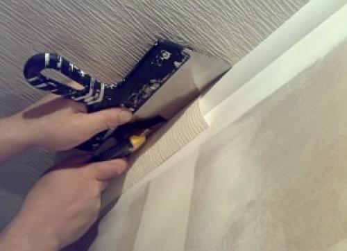 Как подрезать излишки обоев у потолка и пола. Как обрезать обои  под потолочный плинтус ?