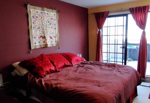 Сочетание бордового цвета в интерьере спальни. Бордовая спальня: дизайн интерьера и рекомендации по оформлению (177 фото)