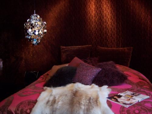 Сочетание бордового цвета в интерьере спальни. Бордовая спальня: дизайн интерьера и рекомендации по оформлению (177 фото)