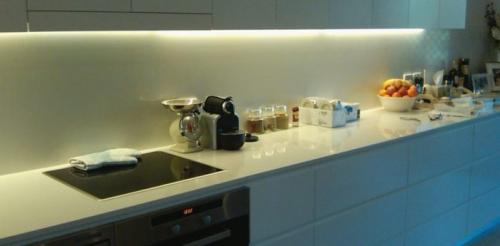 Монтаж светодиодной ленты на кухне. Подсветка на кухню. Часть первая: Магия бесконтактного включения.