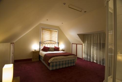 Сочетание бордового цвета в интерьере спальни. Бордовая спальня: дизайн интерьера и рекомендации по оформлению (177 фото)