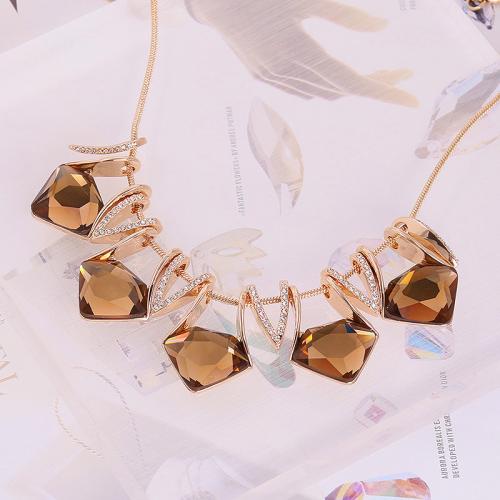 Какие аксессуары лучше всего дополняют бежевый наряд. Бежевое платье: какие украшения подойдут к нарядам нейтрального оттенка