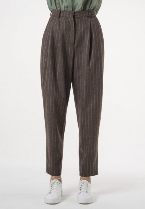 Какие цвета подходят для создания стильного наряда с бежевыми брюками. С чем носить бежевые брюки?