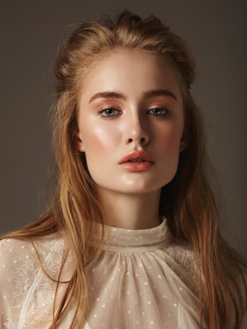 Какой макияж подходит к наряду с бежевым и серым. Макияж к бежевому платью: оттенки и техники