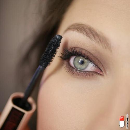 Какой макияж подходит к наряду с бежевым и серым. Макияж к бежевому платью: оттенки и техники