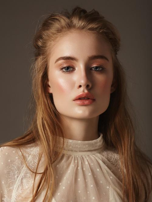 Как создать романтичный образ с серо-бежевым. Макияж к бежевому платью: оттенки и техники