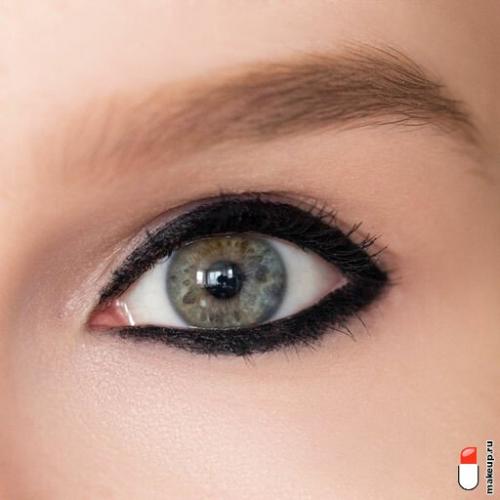 Какие цвета рекомендуются для акцентов в бежевом наряде. Макияж к бежевому платью: оттенки и техники