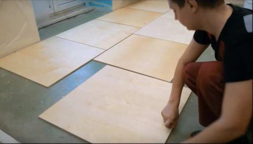 Как положить плитку на пол без стяжки. Как положить плитку на деревянный пол из досок по лагам: простая инструкция по укладке плитки сухой, мокрой или без стяжки