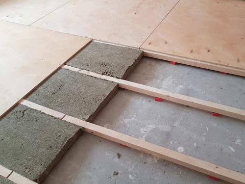 Как положить плитку на пол без стяжки. Как положить плитку на деревянный пол из досок по лагам: простая инструкция по укладке плитки сухой, мокрой или без стяжки