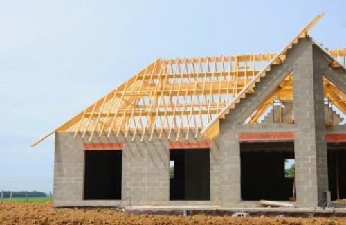 Какие особенности строительства крыши для дома из пеноблоков. Как крепить крышу к пеноблоку: варианты и узлы