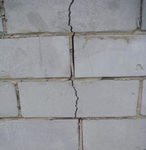 Какие особенности строительства крыши для дома из пеноблоков. Как крепить крышу к пеноблоку: варианты и узлы