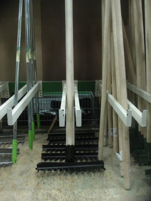 Аэрация газона граблями. Аэрация газона с помощью граблей-аэраторов.