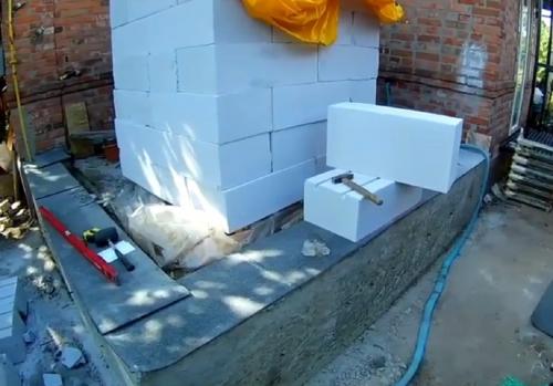 Как правильно возводить стены из пеноблоков для пристройки. Строительство пристройки к дому из пеноблоков своими руками