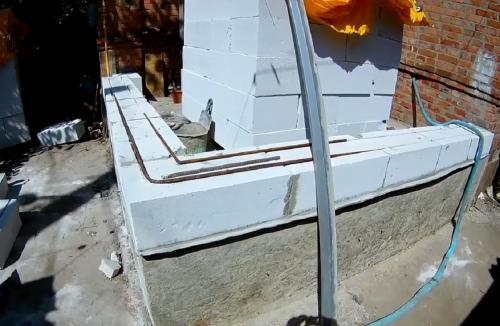 Как правильно возводить стены из пеноблоков для пристройки. Строительство пристройки к дому из пеноблоков своими руками