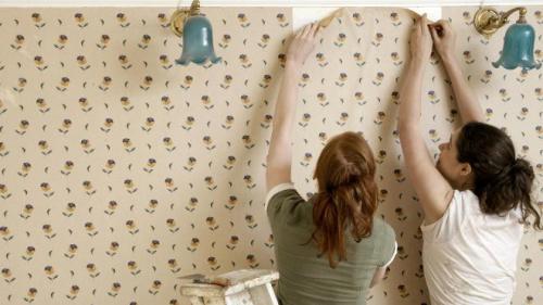 Как правильно клеить обои от окна или к окну. Инструменты, которые могут пригодиться в процессе ремонта