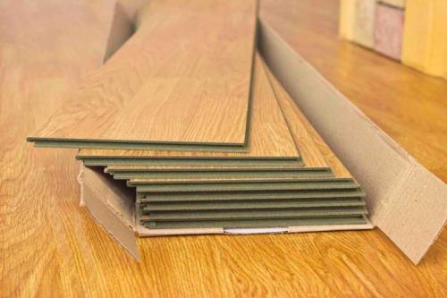 Можно ли уложить ламинат на деревянный пол без фанеры. Преимущества ламината