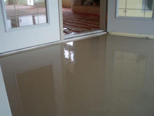 Кто ложил ламинат на неровный пол. Почему нельзя укладывать ламинат на пол с неровностями?